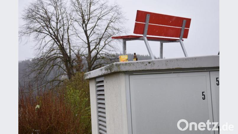 Jugendlicher Schabernack? Die Ruhebank auf dem Weg in Richtung Brunnlettberg steht nun auf dem Schmidmühlener Trafohäusl. Bild: bö