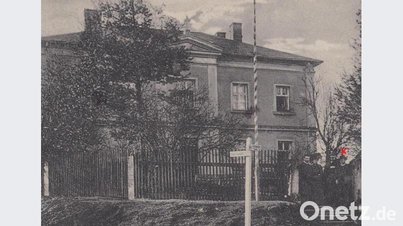 Diese historische Fotografie zeigt das Pfarrhaus in Ebnath. Dabei handelt es sich um eine Postkarte vom 27. Oktober 1911, die der ehemalige Pfarrer Joseph Hupfer an Pfarrer Lehner in Waldershof schickte. Repro: soj