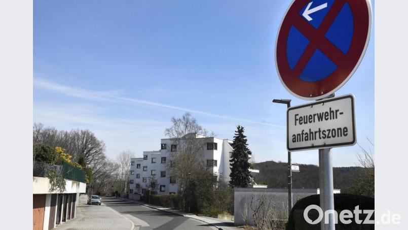 Hier darf nicht einmal mehr angehalten werden, um die Einkäufe ins Haus zu tragen. Die Anwohner der Friedlandstraße ärgert diese Maßnahme, die Stadt Amberg verteidigt sie als unumgänglich. Bild: Petra Hartl