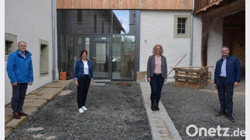 Für den Betrieb des Informations- und Begegnungszentrums Konnersreuth im Schafferhof hat die Marktgemeinde zwei neue Mitarbeiterinnen eingestellt, die für jeweils 25 Wochenstunden tätig sein werden. Im Bild (von links) Bürgermeister Max Bindl, Michaela Günthner, Melanie Wenisch und Fördervereins-Vorsitzender Uwe Rosner. Bild: jr