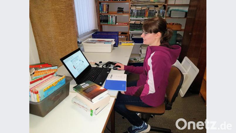 Viel Organisationsarbeit musste das Schmidmühlener Büchereiteam, wie hier Miriam Fiedler, für die Digitalisierung der Büchereiarbeit leisten. Bild: bjo