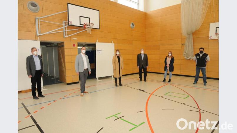 Im Impfzentrum Auerbach ist alles bereit, stellten (von links) Bürgermeister Joachim Neuß, BRK-Geschäftsführer Sebastian Schaller, die stellvertretende Impfzentrumsleiterin Joanna Sladki, Landrat Richard Reisinger, Impfzentrums-Chefin Eileen Hauenstein und Florian Himmelhuber vom BRK fest. Bild: Landratsamt Amberg-Sulzbach/exb