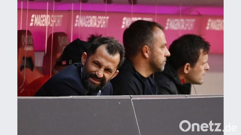 Sie würdigen sich keines Blickes mehr. Sportvorstand Hasan Salihamidzic (links) und Trainer Hansi Flick (Mitte). Bild: Sven Hoppe