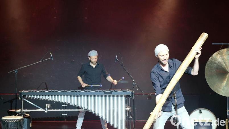 Humorvoll und rhythmisch: Die „Double Drums“ trommeln im Stadttheater Amberg. Bild:  Kulturamt Amberg/exb