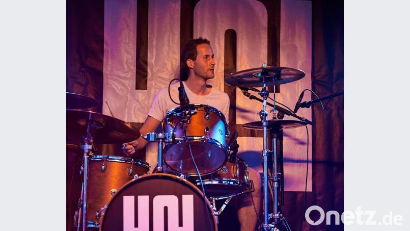 Hannes Gilch live on Stage. Der MiVoh-Vorsitzende ist mit seinen 29 Jahren tatsächlich schon zu alt für den aktiven Kern der geplanten Jugendmusikszene. Er will sich im Hintergrund halten. Bild: Hans Höcherl/exb