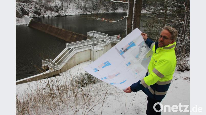 Die Fischschleuse an der Vorsperre des Stausees soll direkt an das Kraftwerk &quot;Eixendorf II&quot; (helles Bauwerk) angebaut werden. Manuel Schlegel, der zuständige Abteilungsleiter beim Wasserwirtschaftsamt Weiden, erläuterte die Planungen. Bild: Mardanow