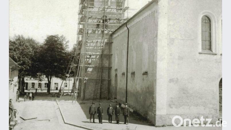 Aus dem Nachlass seiner Oma Barbara Pröls besitzt Wolfgang Pröls ein Foto von der damaligen Simultankirche. Die Aufnahme entstand um 1890 als der Turm eingerüstet war. Bild: Archiv Wolfgang Pröls
