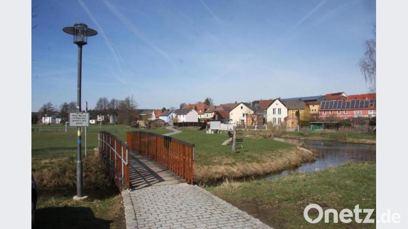 176 sogenannte Brennstellen beleuchten die Straßen und Wege in der Marktgemeinde Falkenberg - wie hier an der Brücke zur Gemeindewiese, die von den Falkenbergern &quot;Droht&quot; genannt wird. Bild: wro