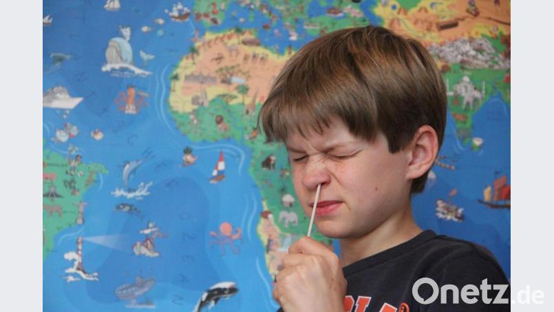 Augen zu und durch! Auch in Amberg und im Landkreis Amberg-Sulzbach lernen die Kinder gerade, sich selbst auf das Coronavirus zu testen. Bild: upl