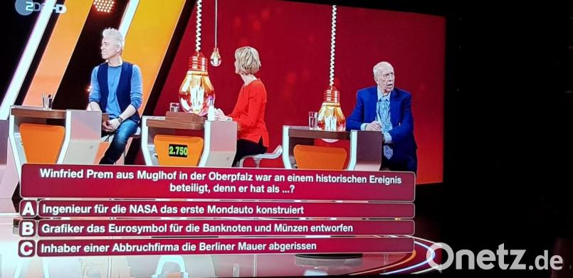 Michael Mittermaier, Petra Gerster und Reiner Callmund (von links) rätselten lange, bis sie sich dann doch richtig für Antwort C entschieden, die ihnen 1500 Euro bei "Da kommst Du nie drauf!" einbringt. Screenshot: ZDF/exb
