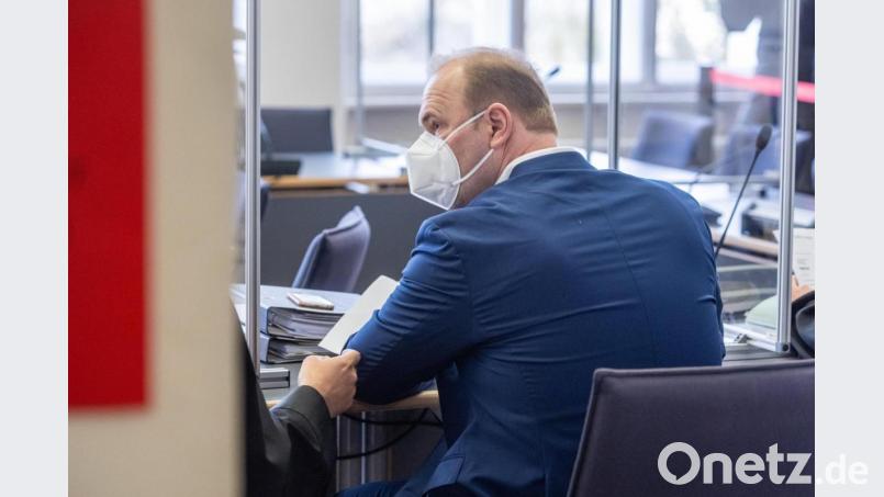 Christian Schlegl, früherer Regensburger Oberbürgermeister-Kandidat der CSU, sitzt im Verhandlungssaal im Landgericht Regensburg. Archivbild: Armin Weigel
