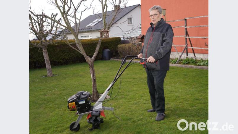 So wie man ihn kennt, mit strengem Blick aber sympathisch, verabschiedet sich Max Schuierer nach 20 Jahren als Gerätewart der Siedlergemeinschaft Waldthurn. Bild: fvo