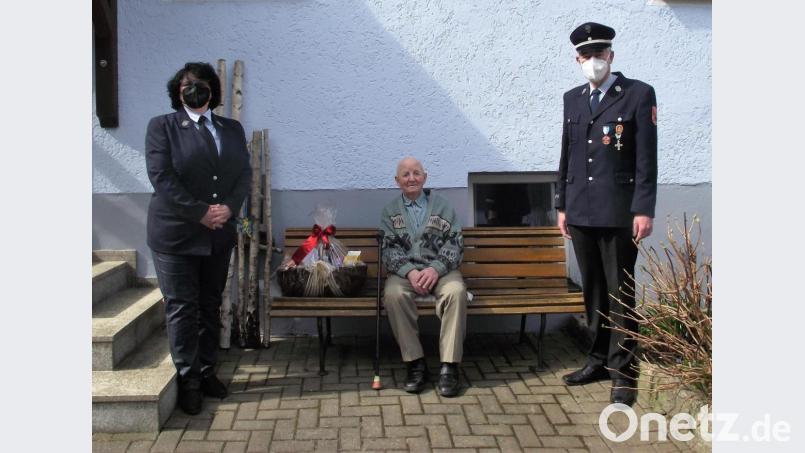 Ehrenvorsitzender Rudi Kreis und Vorsitzende Sieglinde Fleischmann gratulierten dem ältesten Feuerwehrmitglied Rupert Fritsch zu seinem 90. Geburtstag Bild: ror