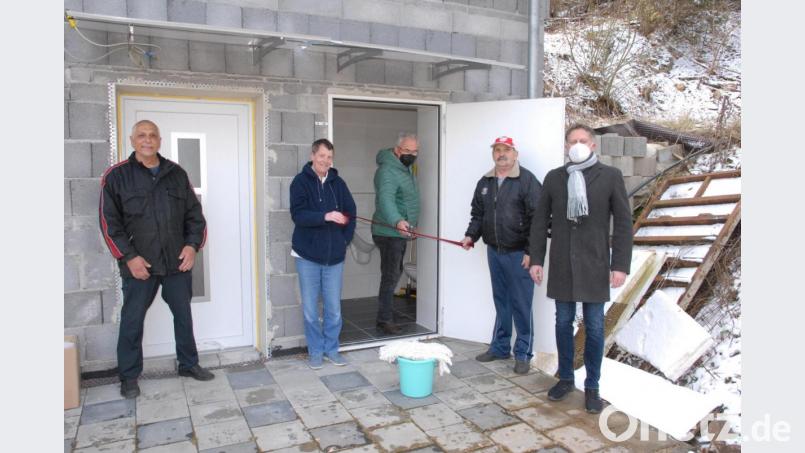 Im Zieglerweg 14 in Schmidmühlen ist die neue öffentliche Unisex-Toilette untergebracht (von links): Vorsitzender Josef Deml vom Fischereiverein Schmidmühlen, Rosi und Raimund Scherer, die die Anlage betreuen, sowie Zweiter Bürgermeister Martin Bauer (Mitte) und Dritter Bürgermeister Mathias Huger (rechts). Bild: pop
