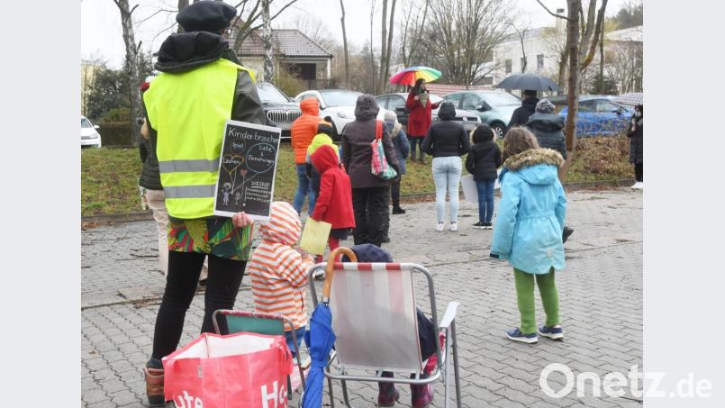 Soziale Kontakte und eine unbeschwerte Kindheit, wünscht sich dieser Demonstrant in Neustadt für Sohn oder Tochter. Aber bitte ohne Test, Maske und Impfung. Bild: Gabi Schönberger