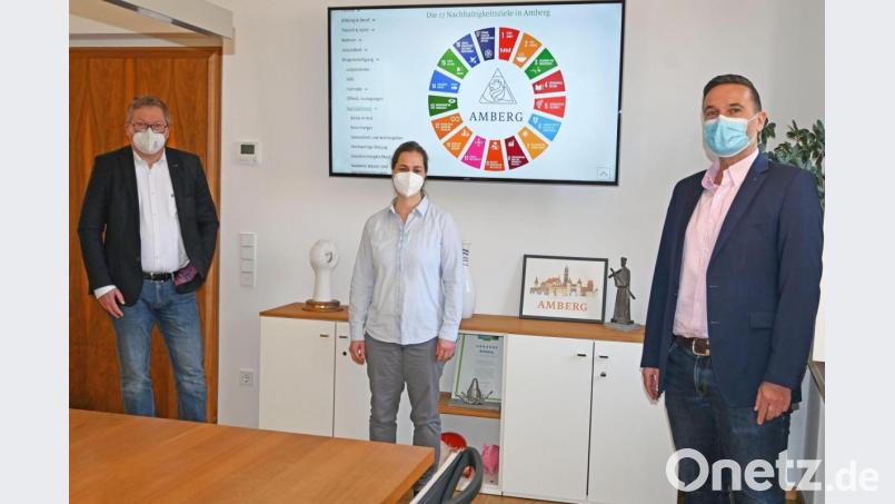 Oberbürgermeister Michael Cerny, die Koordinatorin für kommunale Entwicklungspolitik Heike Eyb und der Leiter des Bürgermeisteramtes Wolfgang Meier (von links) bei der Vorstellung der neuen Website mit den 17 Nachhaltigkeitszielen der Vereinten Nationen. Bild: Susanne Schwab, Stadt Amberg/exb