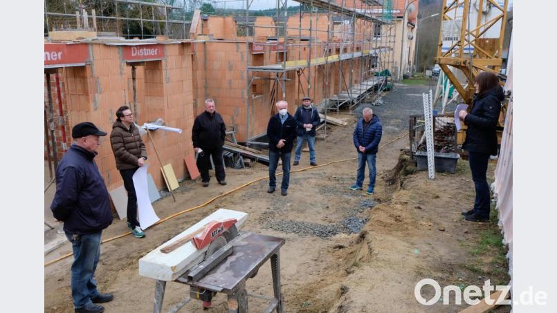 Vorstand und Aufsichtsrat des Bauvereins nahmen erstmals bei einer Ortsbesichtigung Kenntnis vom Baufortschritt des neuen Wohnhausprojekts in Plankenhammer/Floßleite. Bild: le