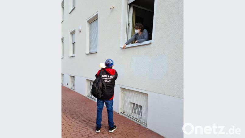 Durch das Fenster: Caritas-Flüchtlingsberatung in Corona-Zeiten – sicher und mit Abstand. Bild: Irina Huber/exb