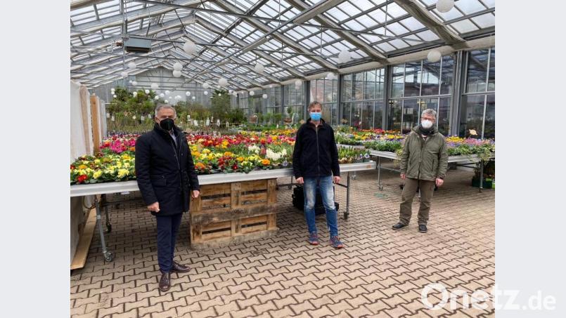 Gartenbau-Ingenieur Hans-Joachim Schinner (Mitte) erläuterte Landrat Roland Grillmeier (links) und Bürgermeister Wolfgang Braun seine Situation. Bild: Landkreis Tirschenreuth/exb