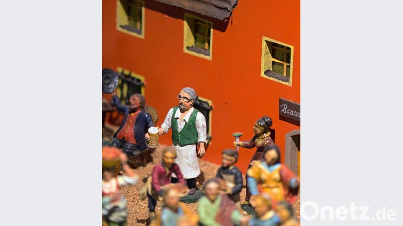 Die Tirschenreuther Krippen zeigen oft sehr lebendige und originelle Szenen. So etwa die Hochzeit von Kana, die an der Brauereigaststätte Kühn stattfindet. Und als Wirt darf Leonhard Kühn nicht fehlen. Bild: tsp