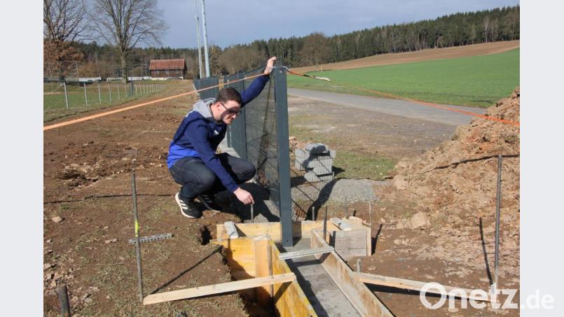 Andreas Koch, einer der drei gleich berechtigten Vorsitzenden bei den Sportfreunden Kondrau, überzeugte sich jetzt von den fachgerechten Arbeiten am neuen Stabmattenzaun. Bild: kro