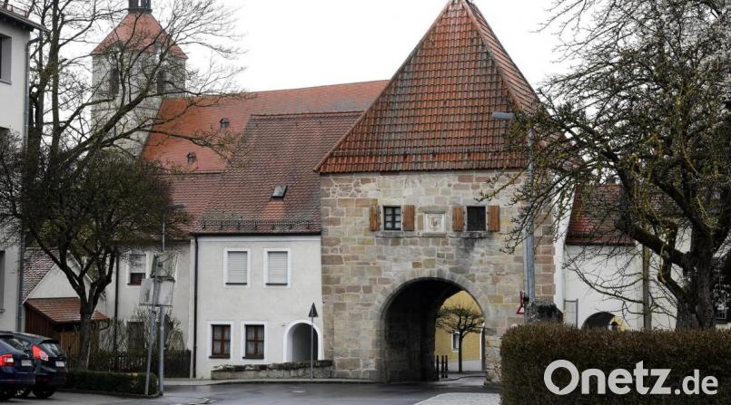 Das mittelalterliche "mittlere" Markttor (Amberger Tor) ist das Wahrzeichen von Hahnbach. Bild: Petra Hartl