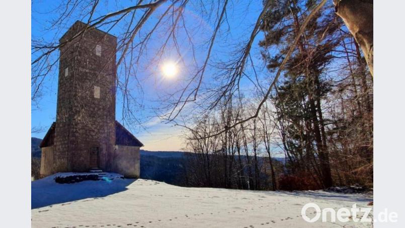 Weit oben über Hirschbach ragt der 1905 von Leopold Cohn erbaute Turm gen Himmel. Zwar liegt dort inzwischen kein Schnee mehr, doch an dem beliebten Ausflugsziel sollen bald geschichtlichen Hinweise über seinen Erbauer angebracht werden. Bild: lei