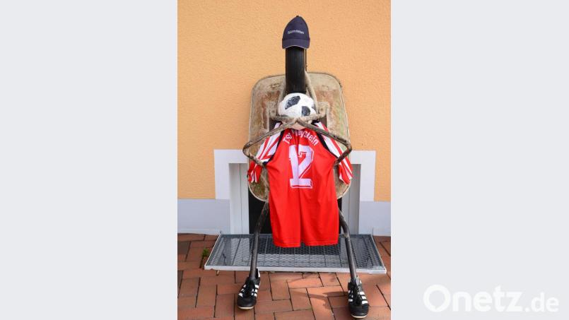 Aus einem Schubkarren wurde in Pleystein ein ausgezehrter Fußballer. Bild: bey