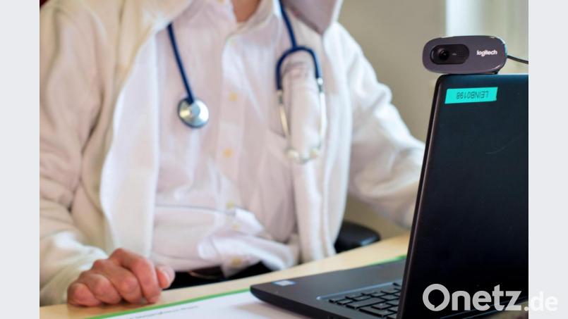 Ein Hausarzt sitzt während einer Videosprechstunde in seiner Praxis vor einem Laptop. Ein Team der Ostbayerischen Technischen Hochschule Amberg-Weiden (OTH) forscht, in welchen Bereichen die nächste Mobilfunkgeneration 5G die Gesundheitsversorgung in ländlichen Gegenden verbessern könnte. Bild: Monika Skolimowska