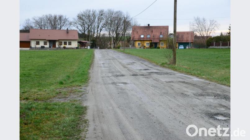Die Straße Am Mühlacker wird nicht vollausgebaut. Vielmehr werden zunächst nur die Löcher mit Schotter aufgefüllt. Nach der Fertigstellung eines Hauses auf einem Grundstück links der Straße wird der Straßenkörper aufgefräst und so verdichtet, dass das Niederschlagswasser beidseits ablaufen kann. Bild: bey