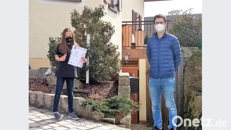 Hanna Lorenz nahm die Urkunde vom Vorsitzenden der Jugendblaskapelle, Andreas Sächerl, entgegen. Bild: stg