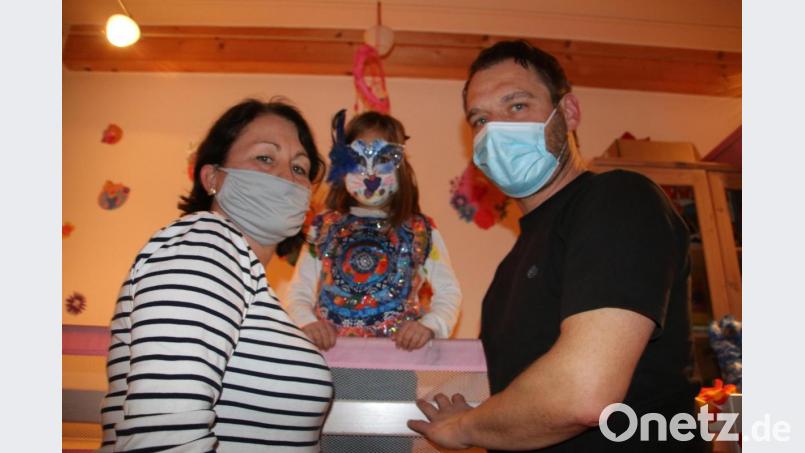 Die kleine Karin will unbedingt bei ihren Pflegeeltern Tanja und Harald Ederer bleiben. Bild: jrh