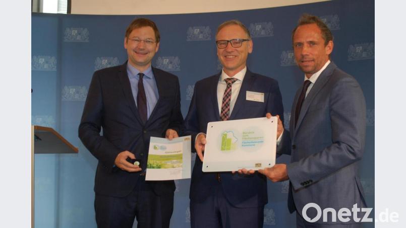 Der Waldsassener Bürgermeister Bernd Sommer (Mitte) nahm das Gütesiegel aus den Händen von gleich zwei Staatsministern entgegen, Umweltminister Thorsten Glauber (rechts) und Bauminister Hans Reichhart. Bild: gib