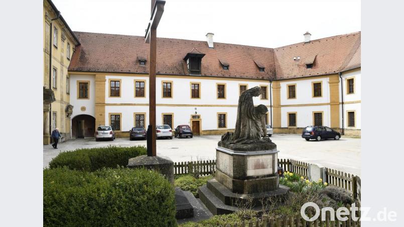 Gemäß der Pastoralen Planung ist das Pfarramt in Ensdorf Sitz des Pfarrers der neuen Pfarreiengemeinschaft Ensdorf-Rieden-Vilshofen. Bild: Petra Hartl