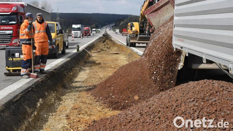 Zwischen den Anschlussstellen Amberg-Ost und Amberg-Süd muss auf der Autobahn A 6 die Fahrbahndecke erneuert werden. In einem ersten Schritt wird die künftige Wechselspur angelegt. Bild: Petra Hartl