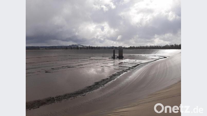 Den Auftakt der Revisionsarbeiten macht die komplette Entleerung des Hochspeichers Rabenleite. Der Speicher wird voraussichtlich im Juli wieder befüllt. Er enthält 1,5 Millionen Kubikmeter Wasser, die zur Sicherstellung der Stromnetz-Stabilität zwischen Ober- und Unterbecken bewegt werden. Bild: ENGIE Deutschland/exb