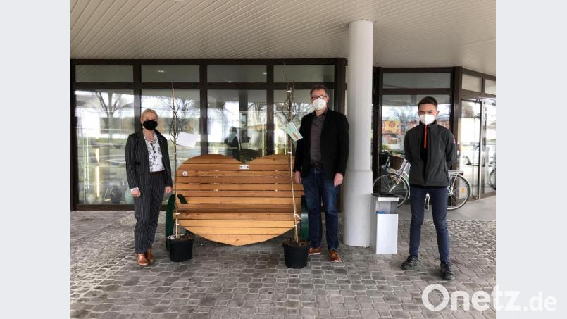 Zweite Bürgermeisterin Gabi Wittleben (links) und Bürgermeister Franz Grabinger (Mitte) freuten sich mit dem Vertreter der Gärtnerei (rechts) über die Apfelbäume, die sie bei der Aktion „Apfelbaum für alle“ für ihre Kommunen Schwarzenfeld und Schwarzach gewonnen haben. Bild: Ina Obermeier/exb