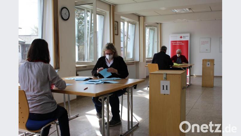 Monika Riedel, Ingrid Haberkorn, Thomas Seiler und Theodor Heimerl (von links) beim Auszählen der Stimmen. Bild: Sven Lehner/BRK Kreisverband/exb