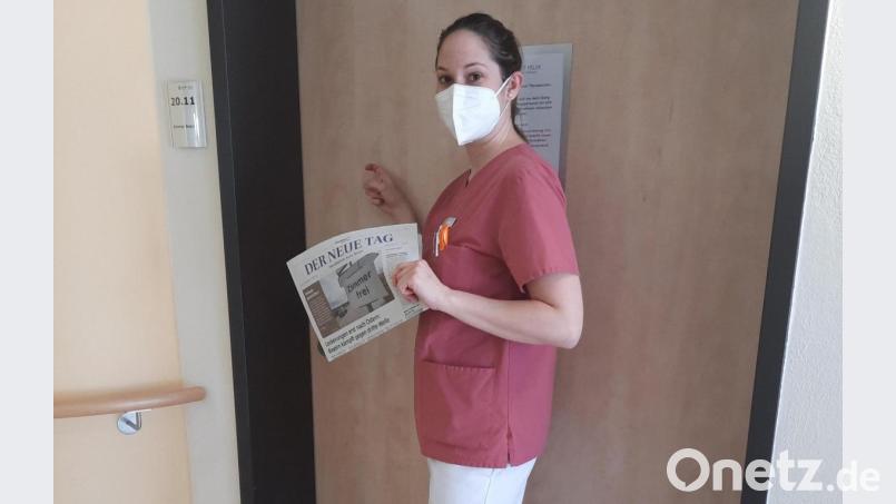 Eine Pflegerin im Hospiz St. Felix in Neustadt an der Waldnaab ist mit der Tageszeitung auf dem Weg zu einem Gast. Das Hospiz freut sich über viele neue Zeitungspaten. Bild: Wagner/exb