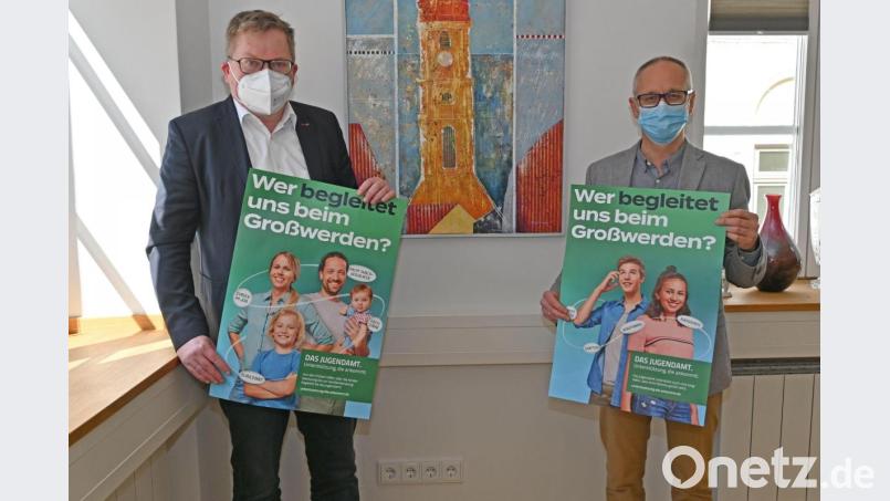Sie befürworten die Kampagne „Jugendamt – Unterstützung, die ankommt“: Ambergs Oberbürgermeister Michael Cerny (links) und Jugendamtsleiter Thomas Boss. Bild: Thomas Graml/Stadt Amberg/exb