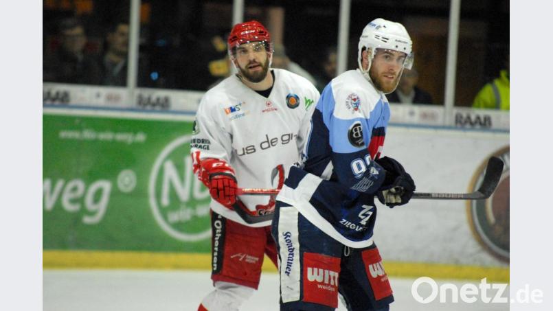 Die Hannover Scorpions (links der ehemalige Weidener Patrick Schmid) schlossen die Hauptrunde der Oberliga Nord als Erster ab und sind einer der Favoriten für den Aufstieg in die DEL2. Das Bild stammt aus dem Play-off-Achtelfinale der Saison 2018/19 zwischen den Blue Devils Weiden (rechts Matt Abercrombie) und den Niedersachsen. Archivbild: gb