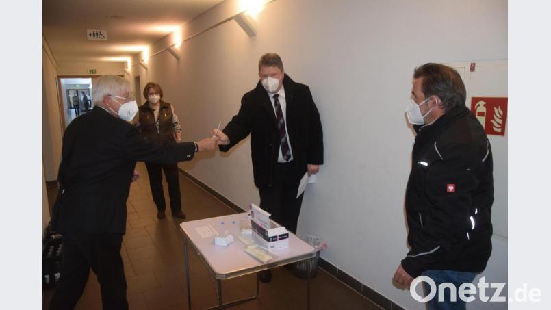 Beim Betreten der Stadthalle mussten alle Teilnehmer einen Corona-Schnelltest machen. Bild: fz