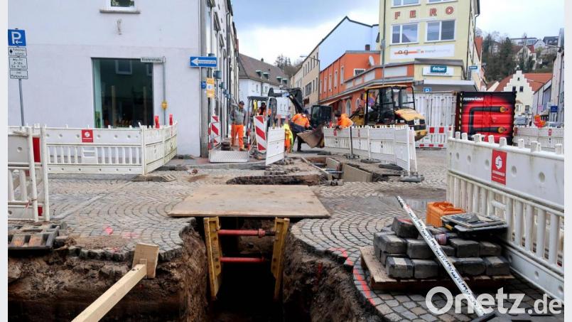 In der Bahnhofstraße werden derzeit die Wasser-, Fernwärme- und Gastleitungen erneuert. Bild: Hirsch