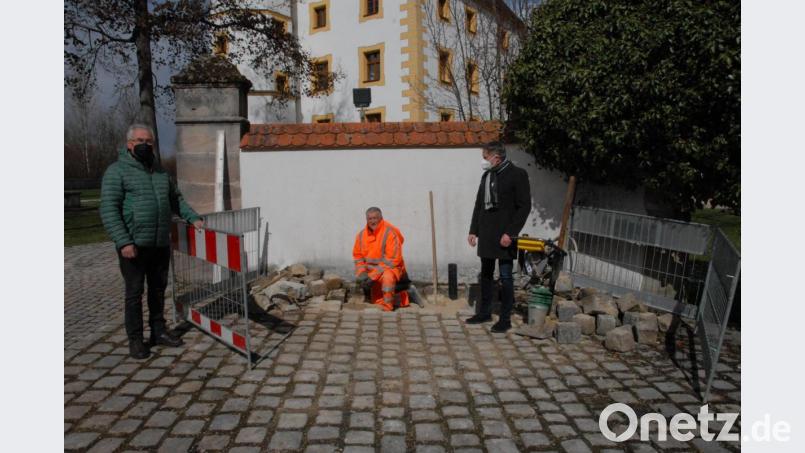 Gemeindearbeiter Hermann Heimler sowie die beiden Bürgermeister Martin Bauer und Mathias Huger am neuen Standort der Schmidmühlener E-Ladesäule. Bild: pop