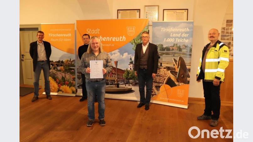 Gratulierten Thomas Schüßler (Dritter von links) zum Dienstjubiläum: Stadtwerkeleiter Thomas Kraus, Leiter der Hauptverwaltung Markus Bergauer, Bürgermeister Franz Stahl und Personalratsvertreter Karl Schwägerl (von links). Bild: Stadt Tirschenreuth/exb