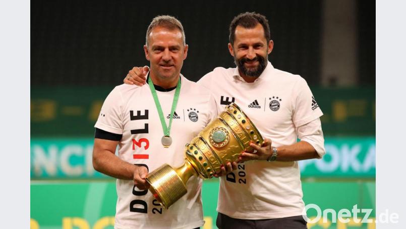 Es geht auch anders: Trainer Hansi Flick (links) und Münchens Sportdirektor Hasan Salihamidzic feiern im vergangenen Jahr gemeinsam den Pokalerfolg. Bild: Alexander Hassenstein/dpa