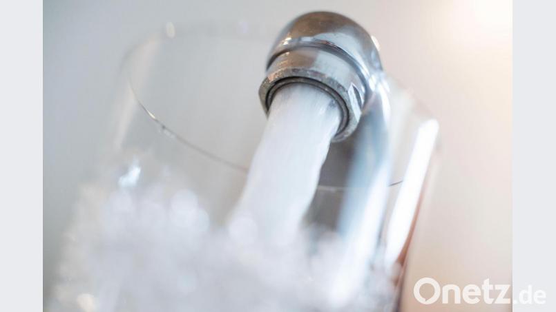 Auch die Wasserversorgung gehört zu den Aufgaben der Stadtwerke Erbendorf. Symbolbild: Lino Mirgeler/dpa
