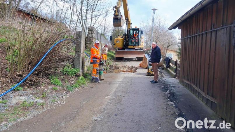 Bürgermeister Oskar Schuster (rechts) freut sich, dass der Ausbau der Sonnengasse nach umfangreichen Planungen beginnen konnte. Die Einrichtung einer Ersatzwasserleitung für die Anwesen gehörte zu den ersten Arbeiten von Josef Meierhöfer, Roland Dietz und Baggerfahrer Stefan Bauer (von links) von der Baufirma Schaumberger. Bild: bsc