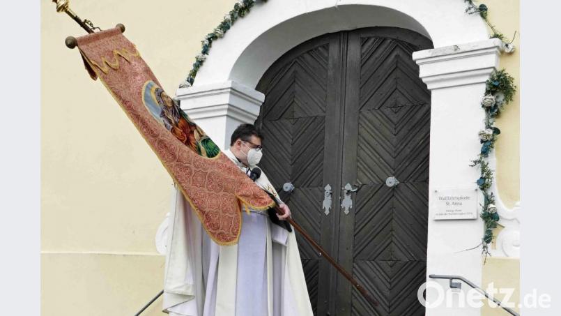 Pfarrer Hellauer klopft an die Wallfahrtspforte der Annabergkirche. Bild: wbe