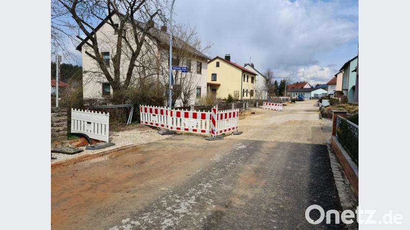 Hier am Ausgang des Kinderspielplatzes Rosenhof könnte hinter den rot-weißen Baken ein Baum gepflanzt werden. Dieser soll helfen, die Geschwindigkeit zu regulieren, und verhindern, dass ein parkendes Auto die Sicht auf den Ausgang versperrt. Bild: sne